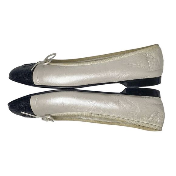 Chanel CC Cap Toe Ballet Flats Silvery White & Black Leather EU 39.5 Ballerinas - Picture 6 of 13